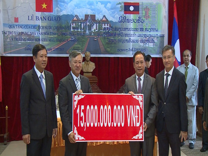 Tỉnh Luông Phabang và tỉnh Hủa Phăn (Lào) tiếp nhận quà tặng của Chủ tịch nước Trương Tấn Sang - ảnh 1